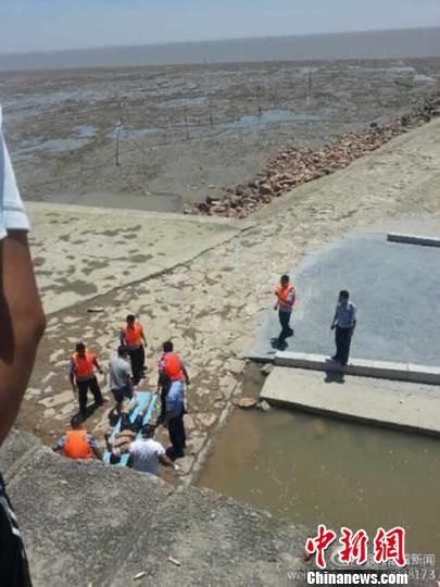 圖為網(wǎng)友@龍眼看新聞提供的溺水事故救援現(xiàn)場(chǎng)。 網(wǎng)友@龍眼看新聞 攝