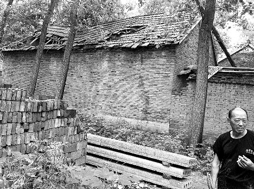 嫌疑人父母時(shí)常外出反映問題，家里的房子已破爛不堪。