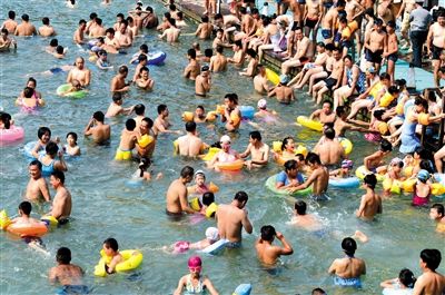 昨日，濟(jì)南市最高氣溫超過37℃，位于市區(qū)黑虎泉畔的泉水浴場免費(fèi)開放。