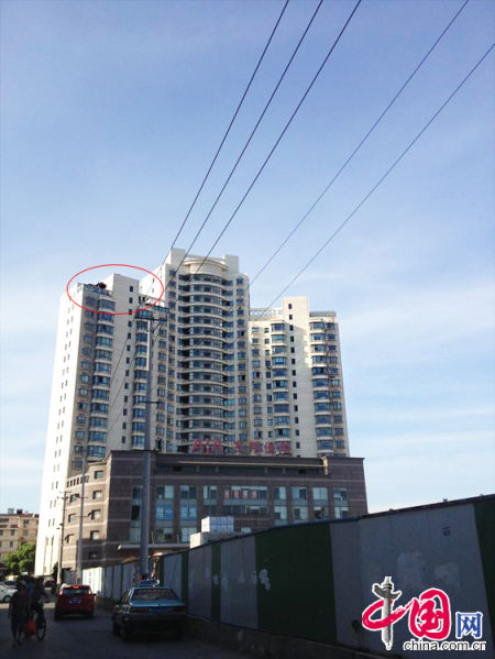 2013年8月14日，江蘇蘇州蘇州市三香大廈高樓18層樓頂東側(cè)陽臺上的“蘇州園林”式別墅，兩座涼亭和兩道回廊，飛檐翹角，一派蘇州園林的氣勢。中國網(wǎng)圖片庫李俊鋒攝影