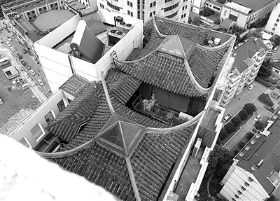 前日，從三香大廈另一單元樓頂俯拍“空中園林”。