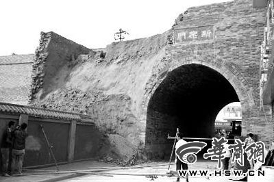 昨日上午9時(shí)左右，工人在倒塌處重新裝上護(hù)欄。實(shí)習(xí)記者 楊虎元 攝