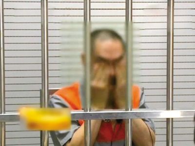 韓磊掩面哭泣。