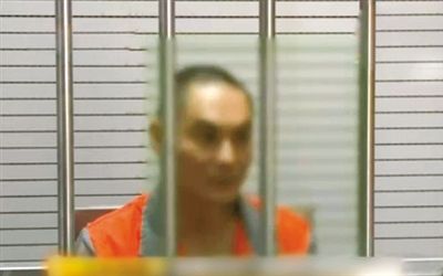 涉嫌窩藏罪的李明在接受訊問。