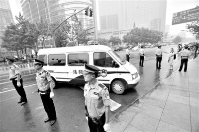 　　昨日早上,押解李某某的車隊開進(jìn)法院。當(dāng)日,李某某等5人涉嫌強奸案在海淀法院不公開審理。本版攝影/新京報記者 王貴彬