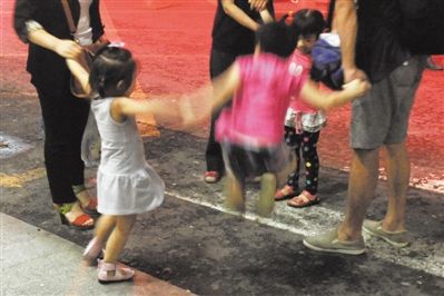 2012年8月1日晚，北京兒童醫(yī)院，三個來自廊坊的小女孩在玩耍，她們都被幼兒園老板性侵害。本版攝影/新京報記者 尹亞飛