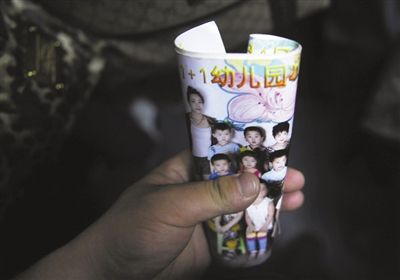 2012年8月1日，事發(fā)幼兒園一受害女童展示班級合影。