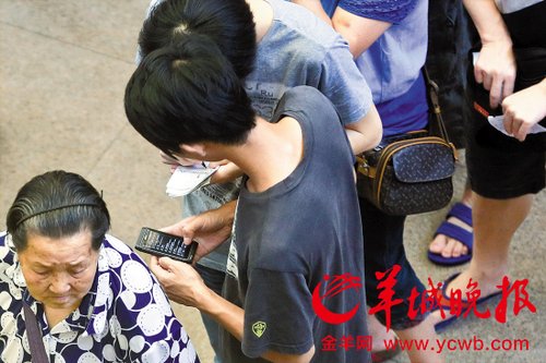 排隊的“黃牛”各手執(zhí)一疊白紙，上面寫好了要掛號的人的信息，包括姓名、電話、要掛的科室等。穿黑白花紋衣服的老婆婆正在排隊掛號