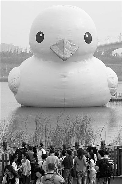 前日，大黃鴨首秀時(shí)，皮膚發(fā)皺、嘴巴尖尖朝下嘟，顯得頗為“委屈”。