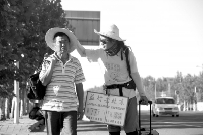 徒步旅途的第77天，雷闖與父親一起前行。雷闖供圖