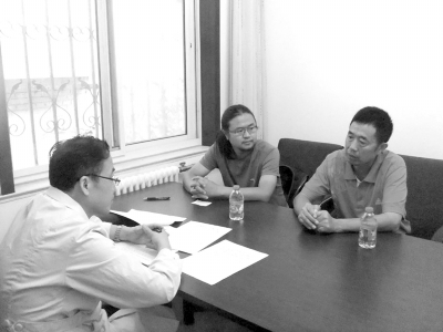 9月13日下午，雷闖(中)與父親在國家衛(wèi)計(jì)委遞交建議信，與衛(wèi)計(jì)委工作人員交流。　雷闖供圖