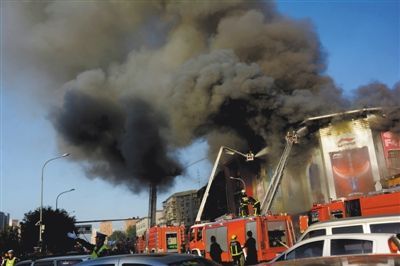 11日，蘋果園喜隆多商場(chǎng)，火災(zāi)現(xiàn)場(chǎng)濃煙滾滾。新華社發(fā)