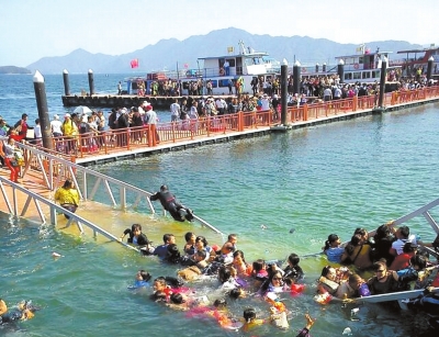 昨天，廬山西海景區(qū)過橋塌陷，致十?dāng)?shù)名游客落水。圖/東方IC