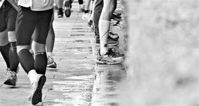 昨日，2013年北京馬拉松，因流動廁所和公廁有限，很多選手都“就地解決”，地面上“水”流成河。