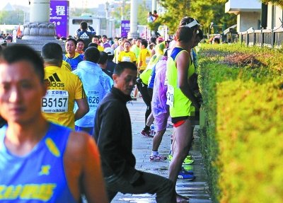 北京馬拉松“尿紅墻” 集體噓噓是傳統(tǒng)？