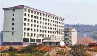  10月23日，長沙市岳麓區(qū)蓮花鎮(zhèn)云蓋村村委會(huì)的辦公大樓。  實(shí)習(xí)記者 李健 攝