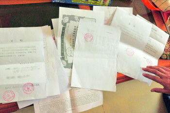 60歲的市民仇先生為了辦理公證所需的這些證明材料,半個月時間里跑了30多趟腿。記者　李萌博　攝