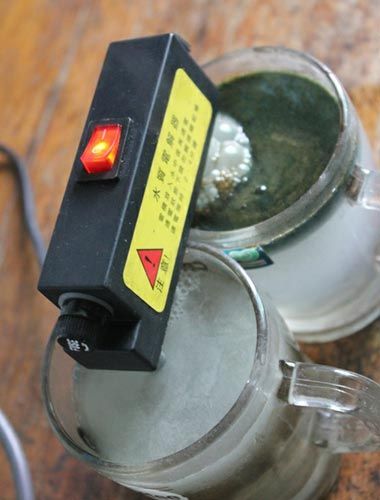 試驗后的水對比，工程供水變成了墨綠色