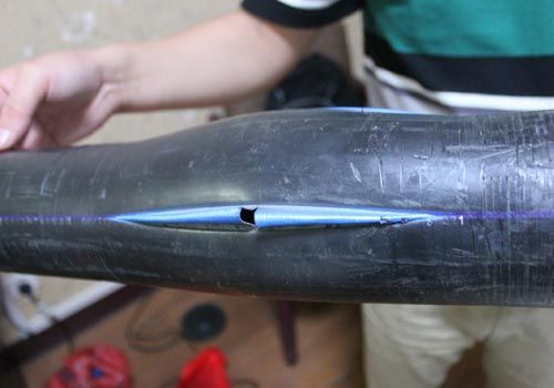 爆裂的水管，像被刀劃開一樣