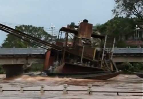 抽砂船卡在橋下。