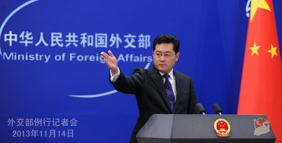 2013年11月14日，外交部發(fā)言人秦剛主持例行記者會。