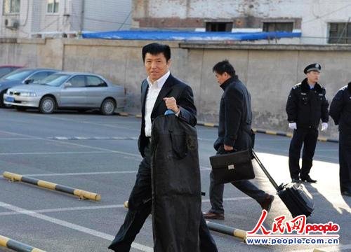 庭審當(dāng)日，李某某辯護(hù)律師張起淮匆匆趕到北京市一中院    人民網(wǎng)記者 翁奇羽攝