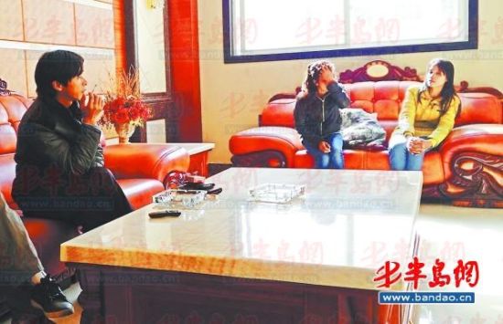 鄱陽湖鄉(xiāng)村大酒店內(nèi)，兩個(gè)本地男子帶著兩個(gè)外籍女子給記者