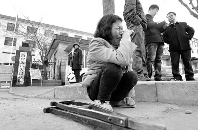 從法院出來以后，家屬和律師正在商量案情，夏鳳各在旁想著想著忍不住哭起來