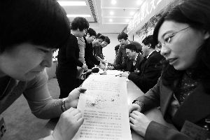 人大代表們就各自關(guān)心的話題熱烈討論。