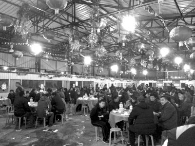 村主任孫女滿(mǎn)月宴席上，坐滿(mǎn)了前來(lái)道賀的村民。京華時(shí)報(bào)記者陶冉攝