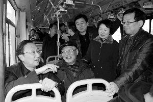 繆瑞林在車上與市民、乘委會(huì)委員交流 通訊員 卜照雪 攝