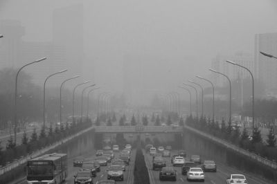 東三環(huán)農(nóng)展橋附近能見度很低。