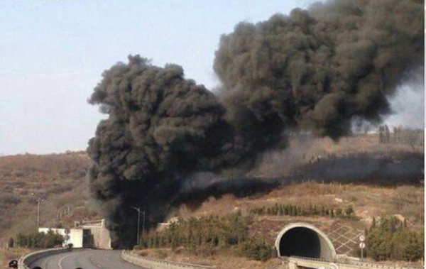 3月1日14時50分，山西，晉濟高速巖后隧道內(nèi)一輛拉煤車和一輛載有液態(tài)甲醇的車輛相撞爆炸。