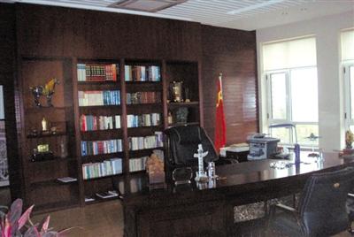 遼寧大學(xué)黨委書記被曝光的辦公室。 網(wǎng)絡(luò)截圖