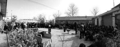 昨天下午，杜家疃村委會原文書李榮茂，向村民介紹當(dāng)天上午與街道辦溝通的情況。京華時報記者 懷若谷 攝