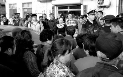 警方趕到現(xiàn)場，處理車胎被扎事件。