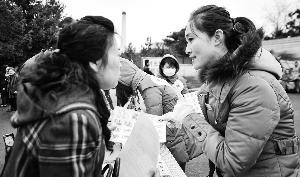 墓區(qū)服務員（右）見證了喪葬“綠化進程”。新華社發(fā)