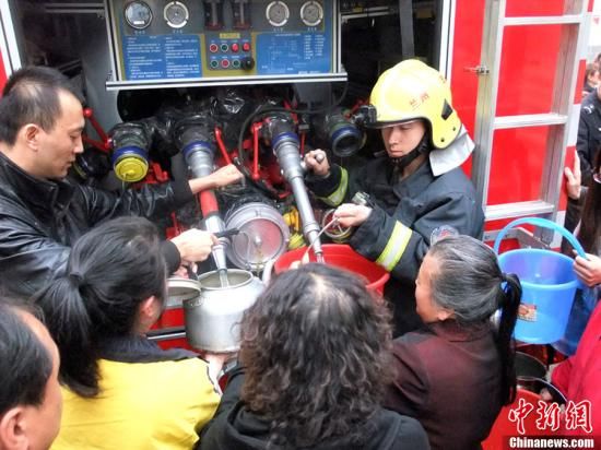 　4月11日，蘭州市自來水苯含量嚴重超標，蘭州啟動公共突發(fā)事件應急機制，緊急調配安全水源在居民區(qū)投放，圖為消防隊給西固蘭玻西社區(qū)居民送來水，市民排隊取水。裴強 攝 圖片來源：東方IC 版權作品 請勿轉載