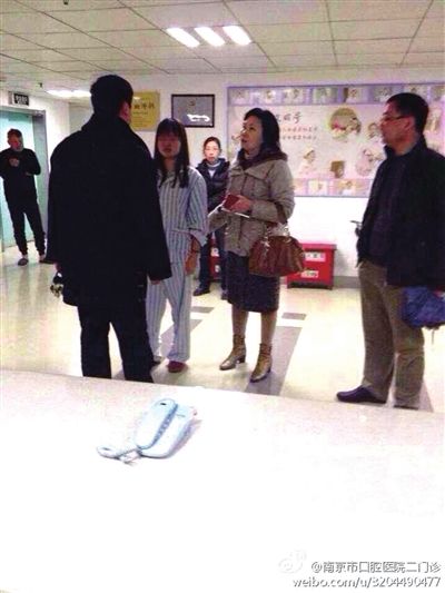 事發(fā)現(xiàn)場(chǎng)，打人者袁亞平(右二) (資料圖)