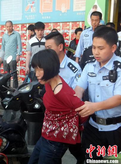  5月8日上午8時10分左右，江西省撫州市黎川縣日峰鎮(zhèn)家家樂超市發(fā)生一起持刀傷人案件。