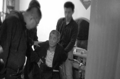 　向南夫被警方抓獲。