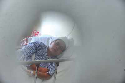 　6月3日，被打的值班醫(yī)生在病房接受治療。新華社發(fā)