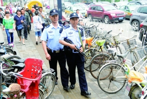 人流密集的街頭,持槍巡邏。