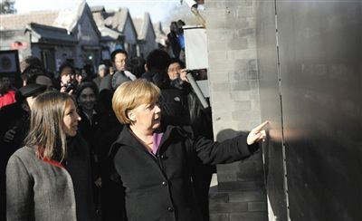 2012年2月2日，北京，默克爾來(lái)到南鑼鼓巷游覽。