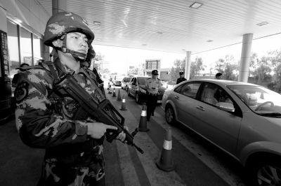 武警持槍警戒進(jìn)駐檢查站。