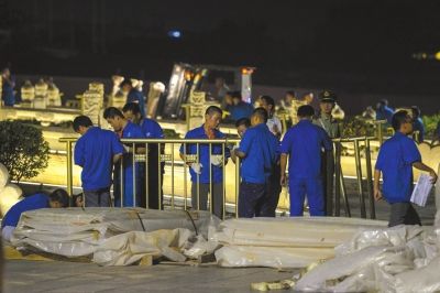 昨晚，工作人員正在為金水橋安裝金色護(hù)欄。京華時(shí)報(bào)記者潘之望攝