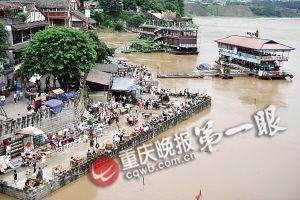 沙坪壩區(qū)磁器口，江水逼近休閑平臺。