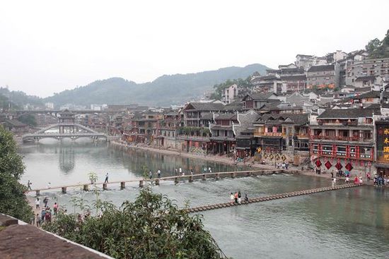 鳳凰古城以被吐槽七次高居最想吐槽榜榜首，而這七次吐槽全部來自在鳳凰古城隨機(jī)采訪的10名游客中。