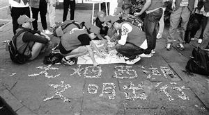 　志愿者用撿來的煙頭，拼起了“無煙西湖”圖案 通訊員供圖