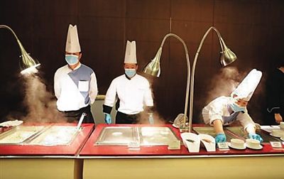 　工作人員在餐廳忙碌。（網(wǎng)絡圖片）